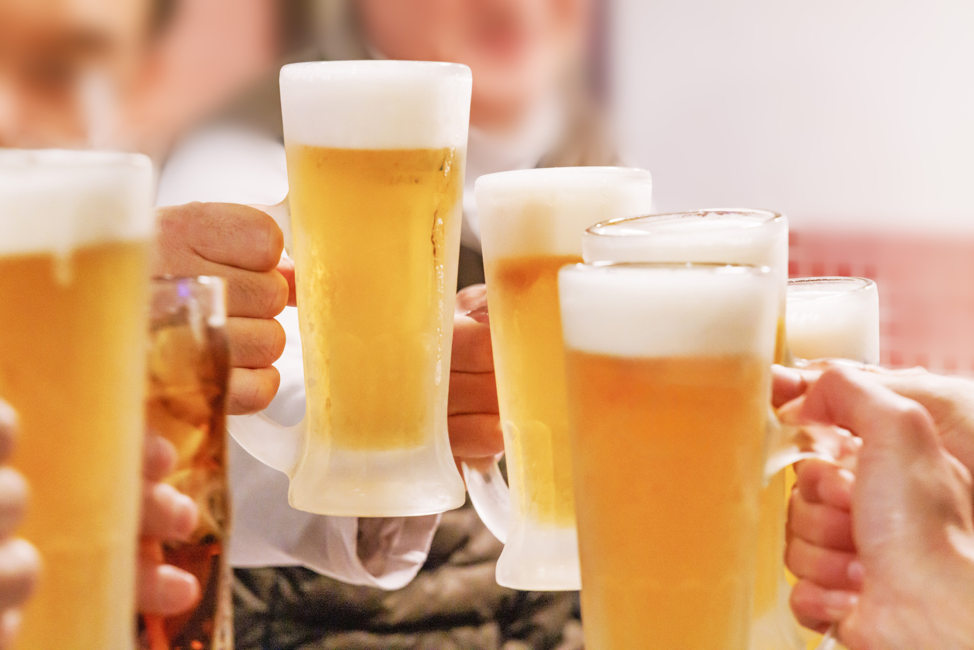 よく冷えたビールやサワー乾杯する人たち